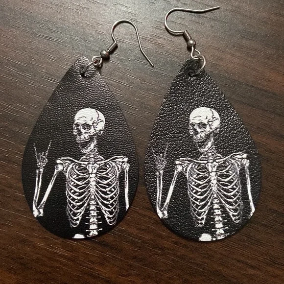 Skeleton rock on earrings - Picture 2 of 3